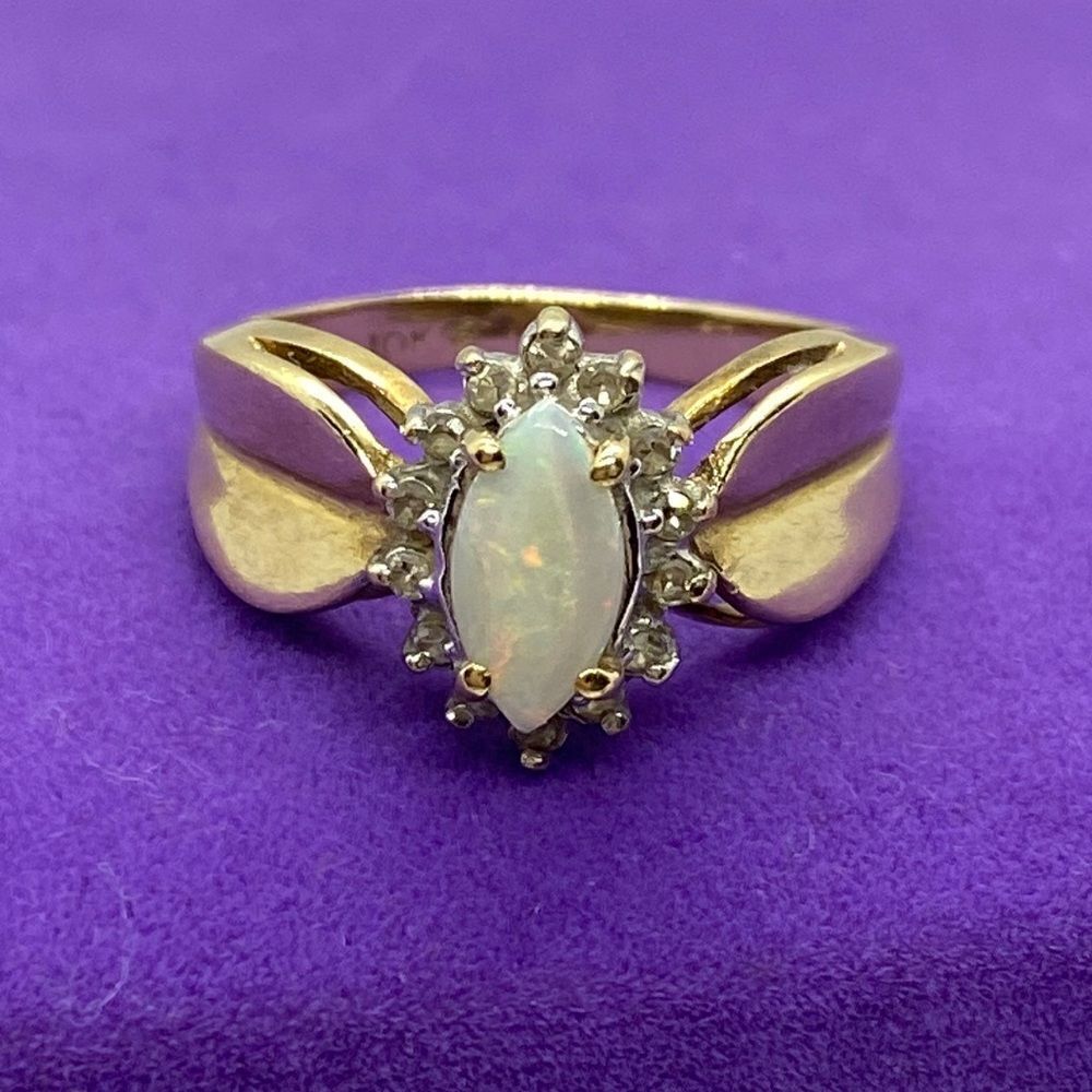 💛 10k Yellow Gold Vintage Opal & Diamond Ring